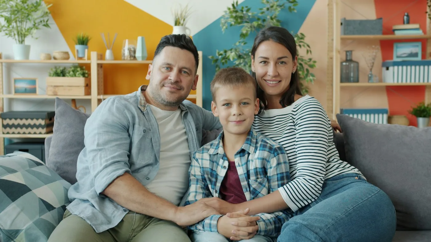 Rodzice z dzieckiem spędzający czas razem w domu